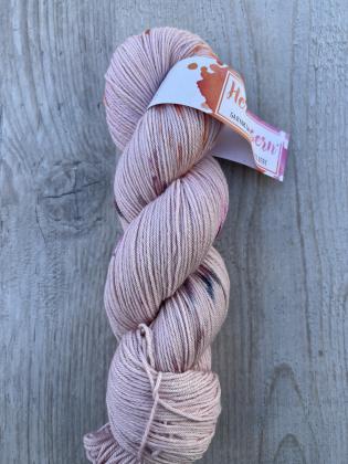 Herzfasern No. 92 – Rosenschaum, handgefärbt in Rosé mit Sprenkeln, Strangaufnahme“